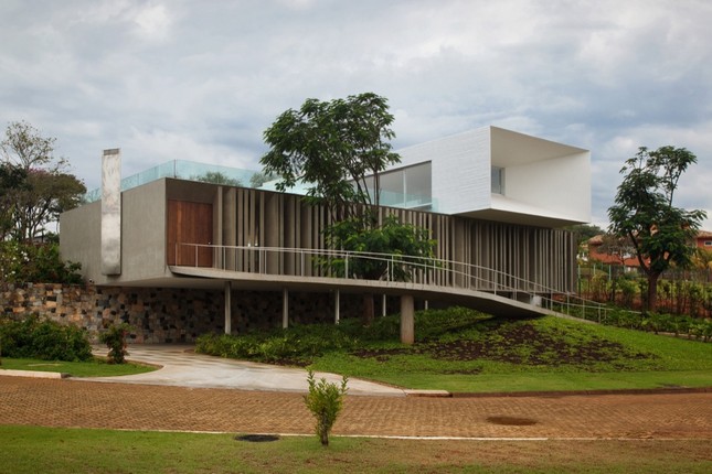 Piracicaba House от Isay Weinfeld в Бразилии