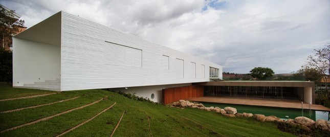 Piracicaba House от Isay Weinfeld в Бразилии